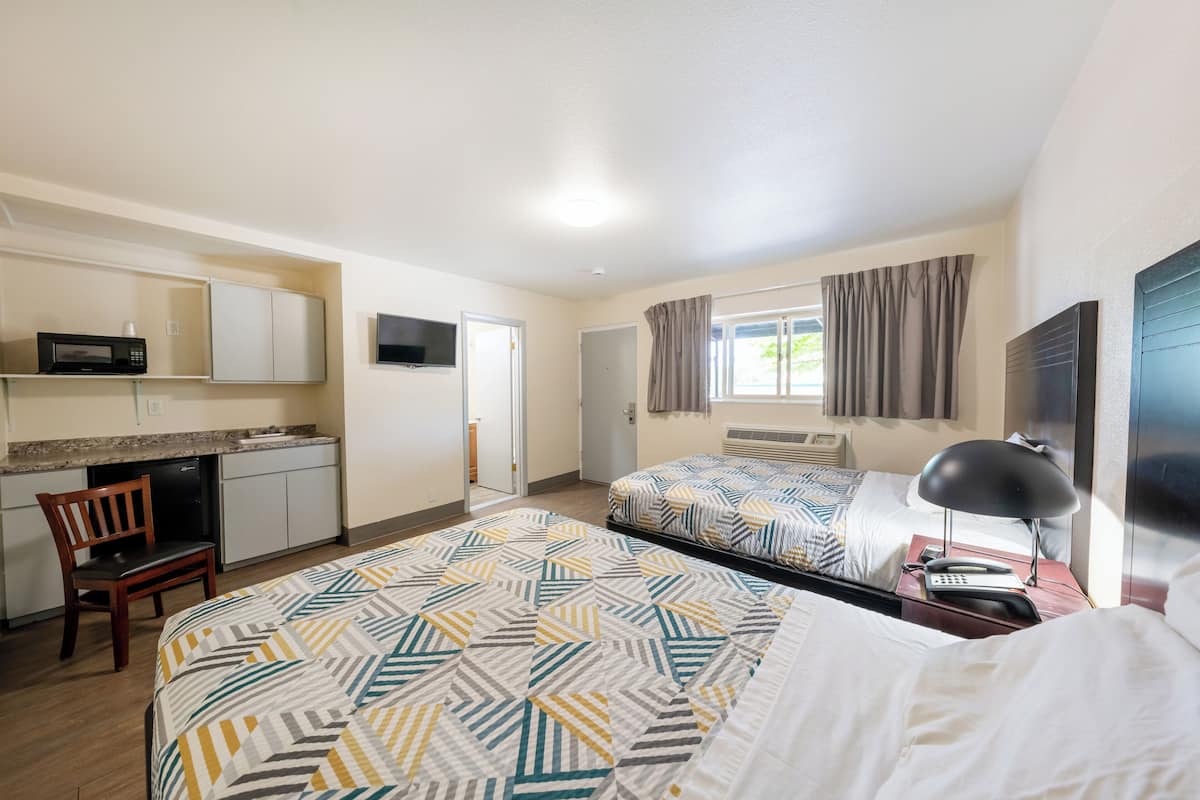 2 Double Beds Non-Smoking with Studio | 1 quarto, ferros/tábuas de passar roupa, Wi-Fi de cortesia