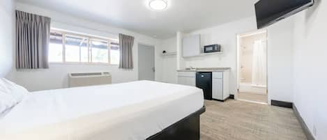 Queen Bed Studio Non-Smoking | 1 bedroom, iron/ironing board, free WiFi, bed sheets