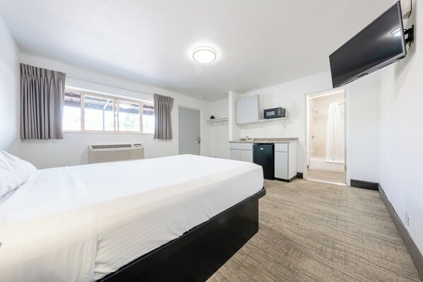 Queen Bed Studio Non-Smoking | 1 多间卧室、熨斗/熨板、免费 WiFi、床单