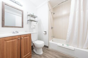 Articles de toilette gratuits, sèche-cheveux, serviettes fournies