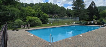 Sweet chalet hot tub pool outdoor movie screen between Banner Elk and Boone