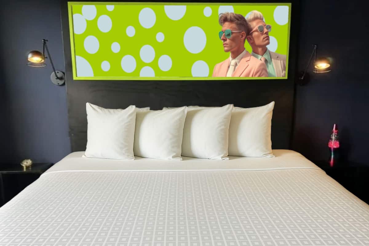 Luxe beddengoed, verduisterende gordijnen, een strijkplank/strijkijzer