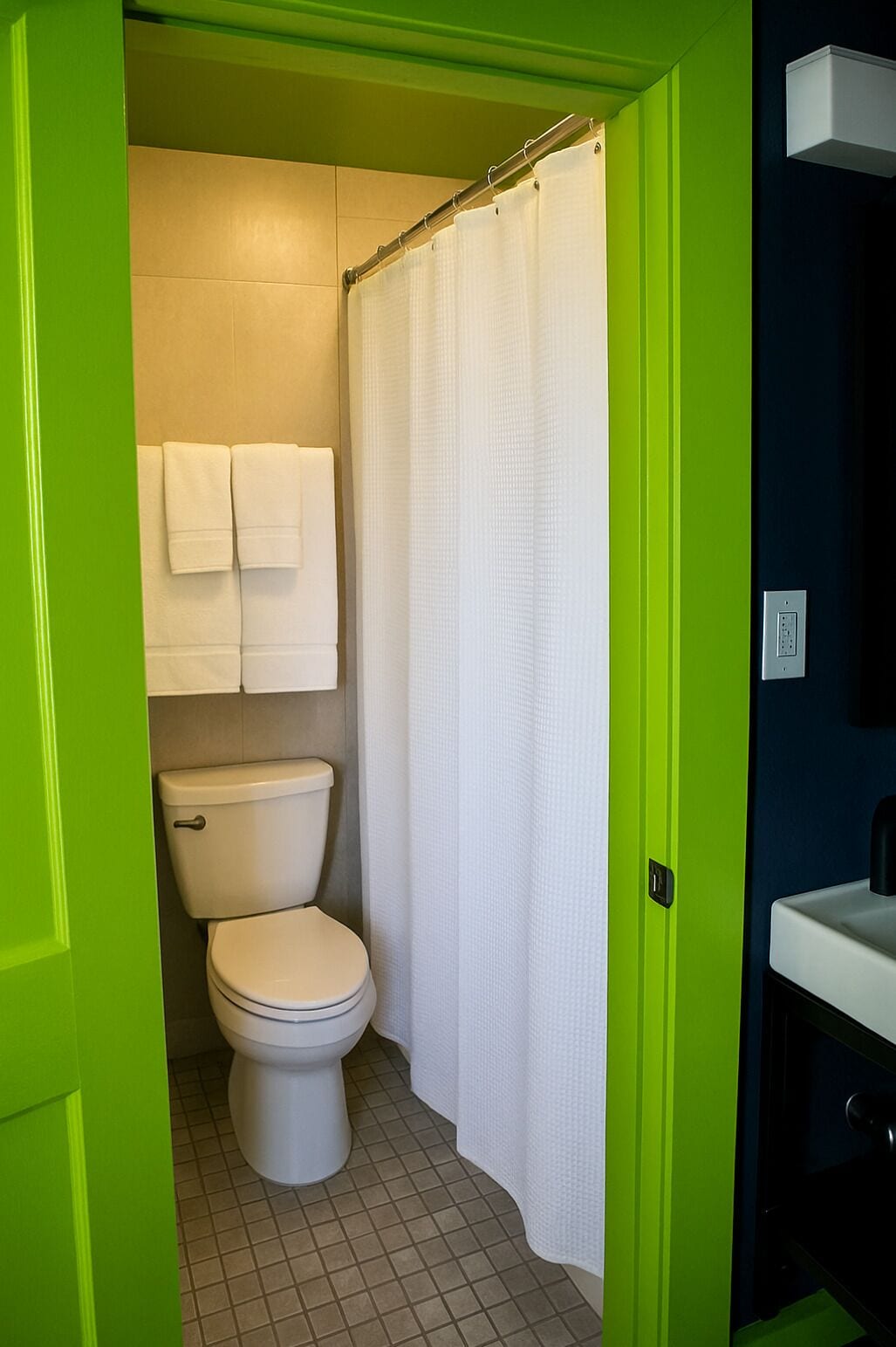 Un baño con inodoro, cortina de ducha y lavamanos.