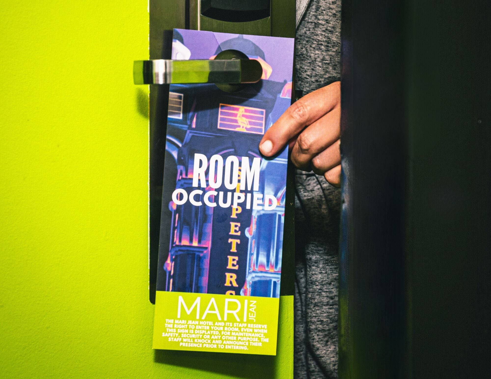 Une pancarte sur la porte d’une chambre d’hôtel indiquant qu’elle est occupée.