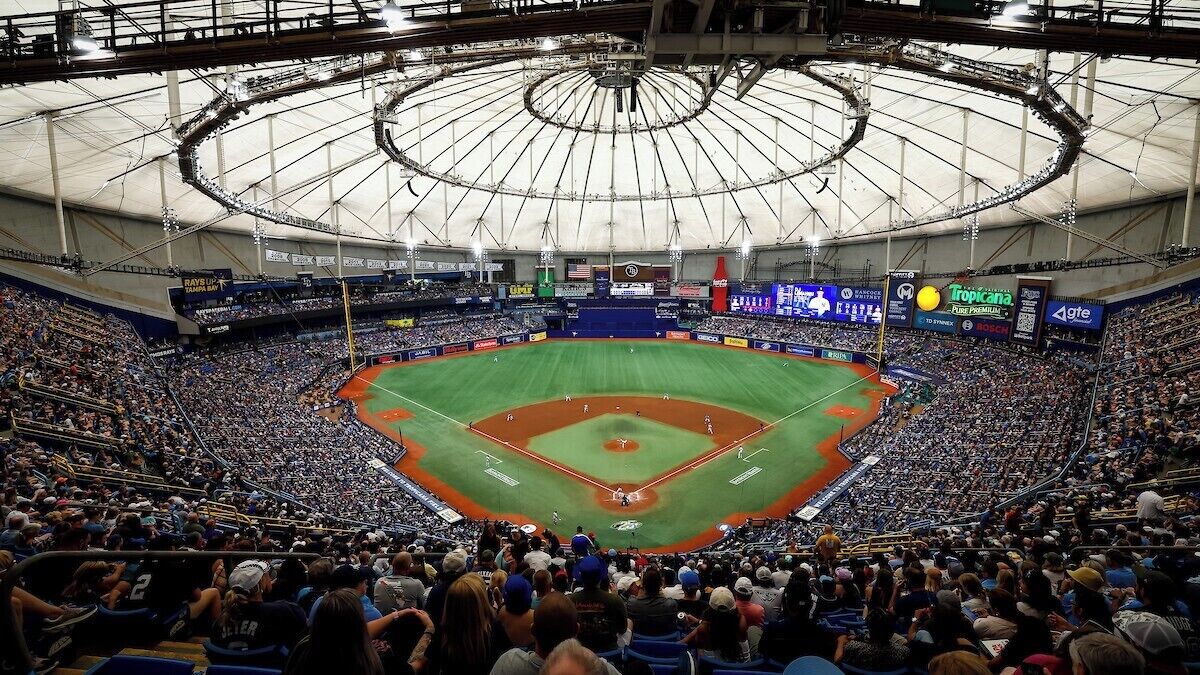 Un stade de baseball doté d’un grand toit circulaire et de plusieurs niveaux de gradins.