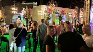 Een druk binnen evenement, met mensen die staan te praten.
