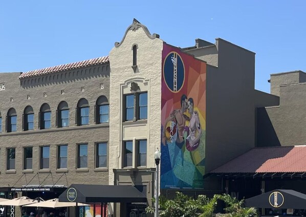 A building with a mural of two men kissing.