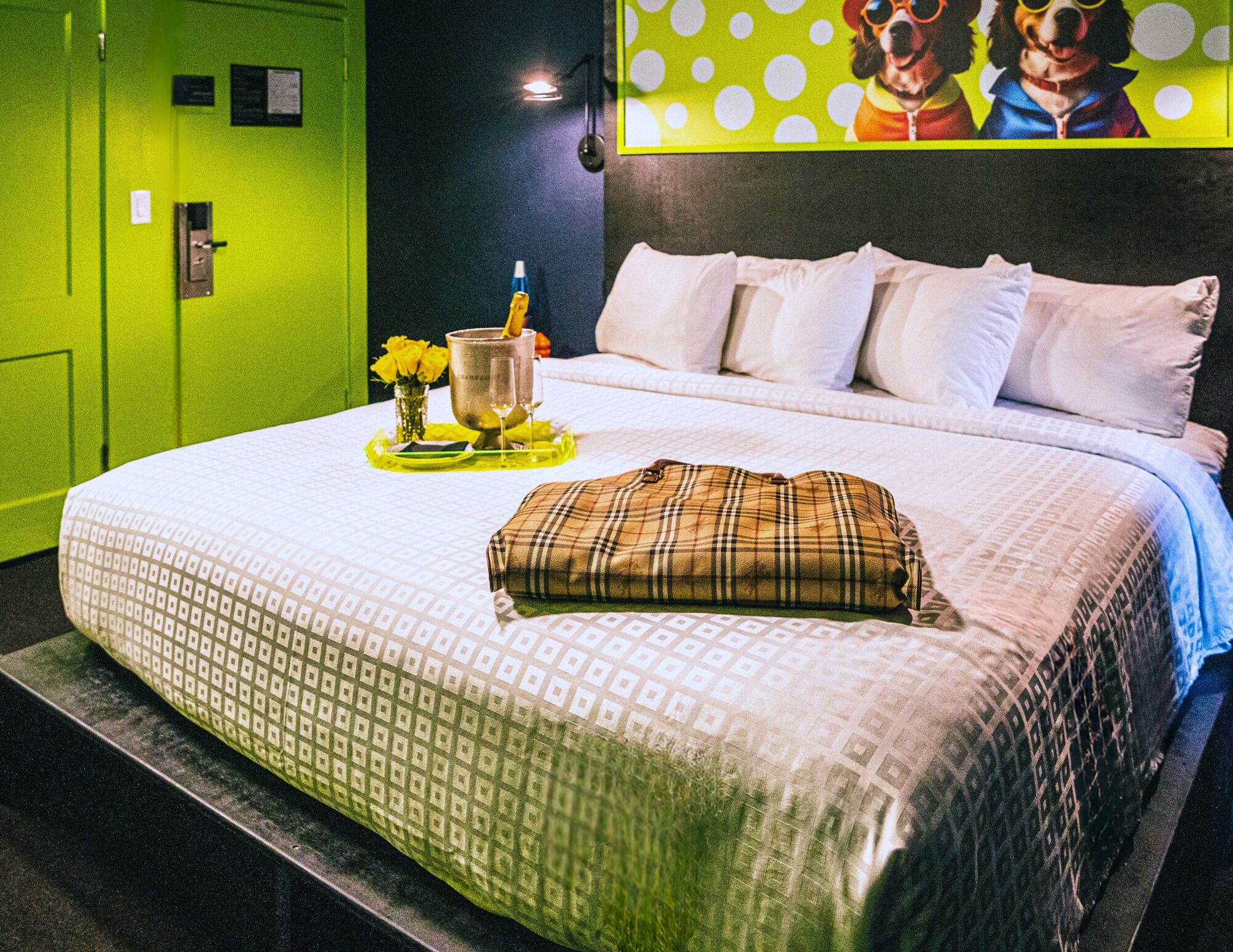 Ropa de cama de alta calidad y cortinas opacas