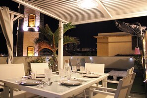 Outdoor dining - Atlantic Terrace. An oasis in the city. (Santa Cruz de Tenerife)