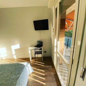 2 camere, una scrivania, ferro/asse da stiro, culla da viaggio