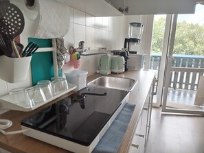 Frigorifero, microonde, piano cottura, macchina per tè/caffè