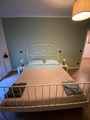 2 slaapkamers, een bureau, een strijkplank/strijkijzer, reisbedje