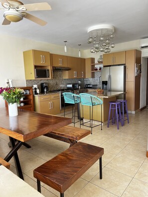 Een koelkast, een magnetron, een oven, een kookplaat