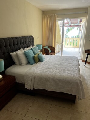 2 slaapkamers, een bureau, een strijkplank/strijkijzer, reisbedje