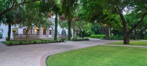 Property grounds - Casablanca de Olmito Historic home from the 1920s (Olmito)