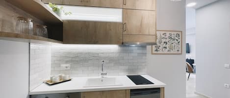 Fridge, oven, stovetop, coffee/tea maker