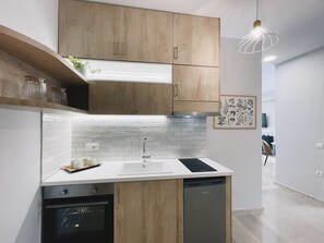 Fridge, oven, stovetop, coffee/tea maker