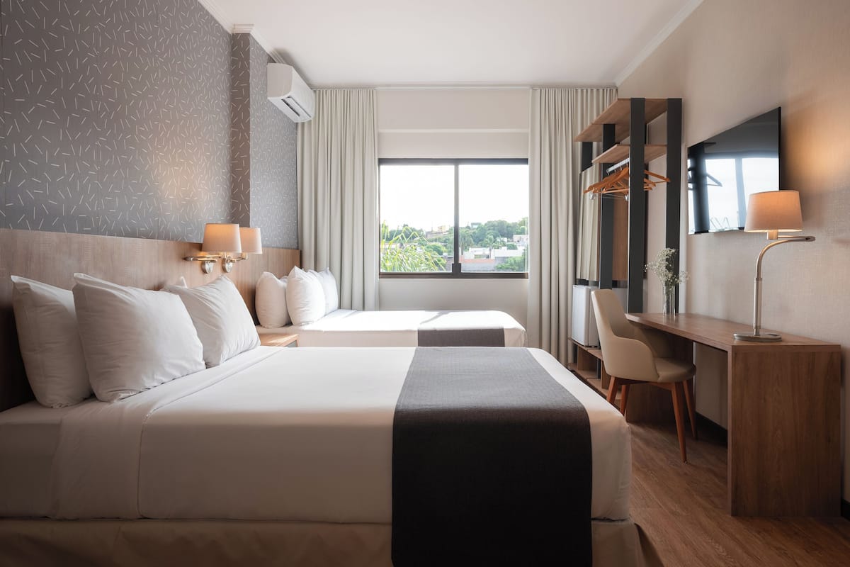 Deluxe-Doppelzimmer, 2 Doppelbetten | 1 Schlafzimmer, Minibar, Zimmersafe, kostenloses WLAN
