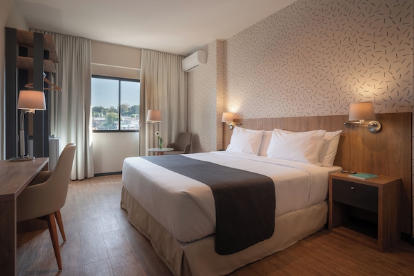 Quarto casal luxo | Frigobar, cofres nos quartos, Wi-Fi de cortesia, roupa de cama