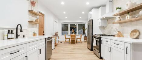 Kühlschrank, Ofen, Herdplatte