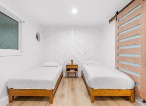 4 bedrooms, iron/ironing board, WiFi, bed sheets