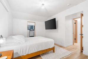 4 bedrooms, iron/ironing board, WiFi, bed sheets