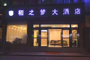 A hotel entrance with a sign above the doors.