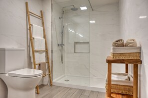 Shower, hair dryer, towels, soap - Monumental Tower, a Home in Madeira (Funchal)
