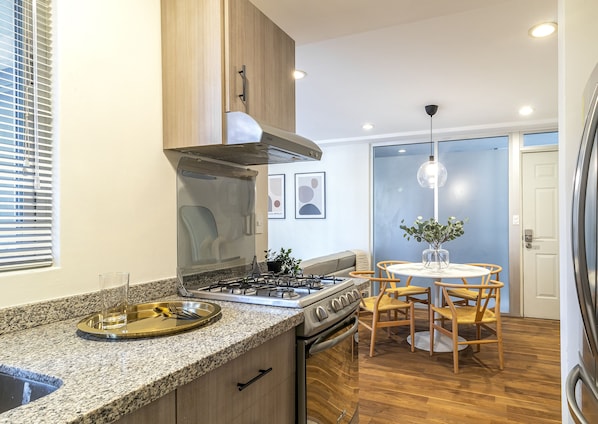 Refrigerador, horno, parrilla de estufa y utensilios de cocina