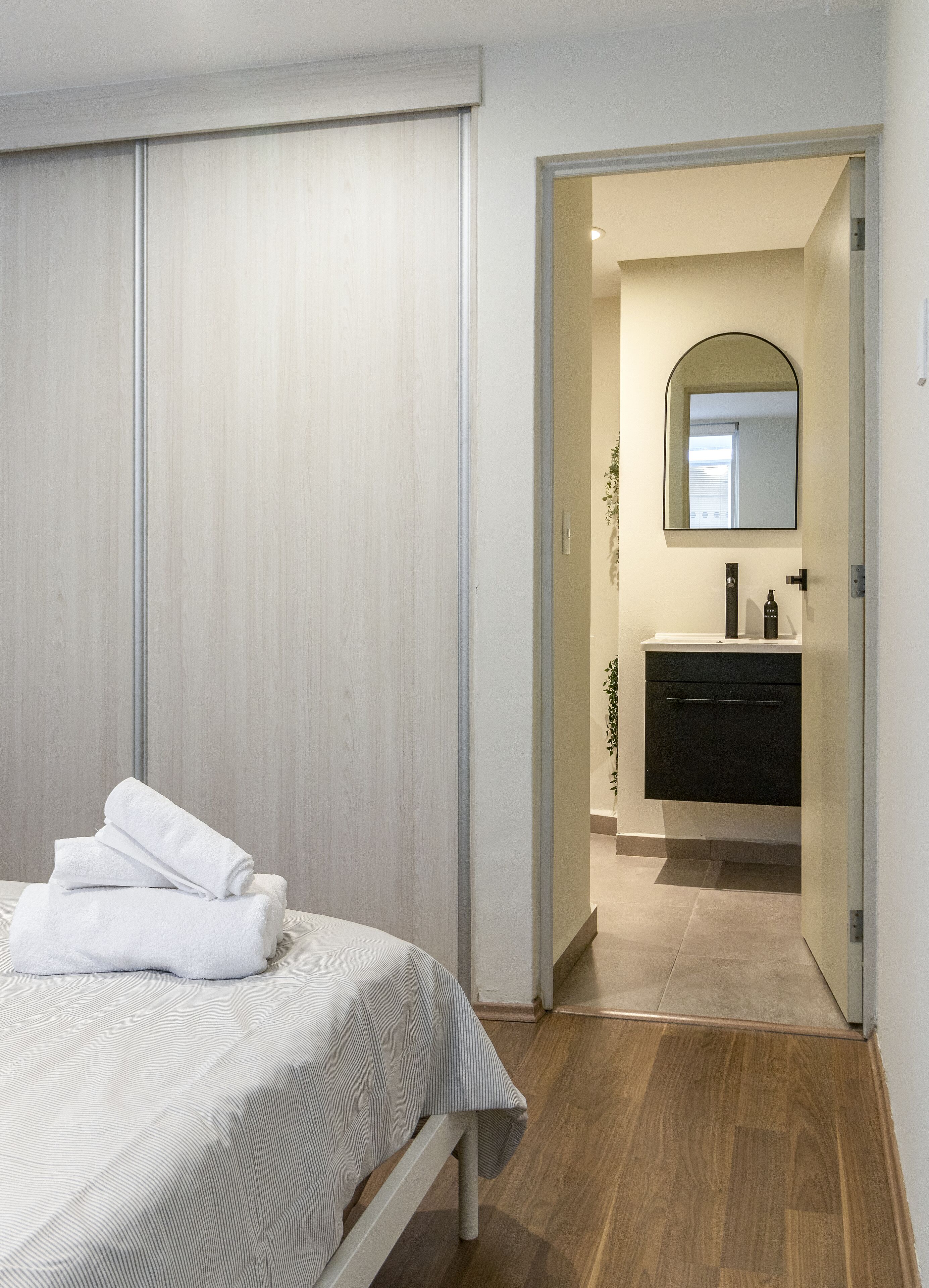 2 Schlafzimmer, schallisolierte Zimmer, Bügeleisen/Bügelbrett, WLAN