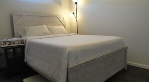 2 bedrooms, iron/ironing board, WiFi, bed sheets - Afan Home of Joy (Winnipeg)