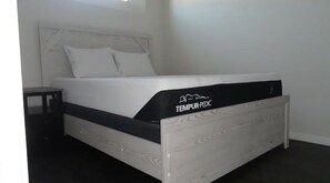 2 bedrooms, iron/ironing board, WiFi, bed sheets - Afan Home of Joy (Winnipeg)