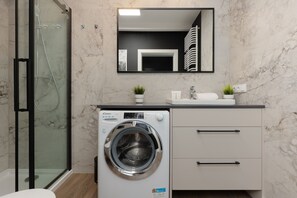 Shower, towels - Family Apartment Warsaw by Renters (Warsaw)
