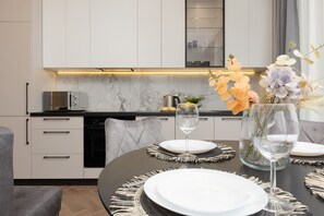 Microwave, dishwasher, cookware/dishes/utensils - Family Apartment Warsaw by Renters (Warsaw)