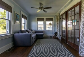 Smart-TV, Kamin, DVD-Player