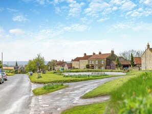 Property grounds - Bracken at Holly House - UK44469 (Newton-on-Rawcliffe, near Pickering)