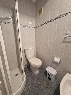 Shower, towels - 626A Tres dormitorios con garaje (Oviedo)