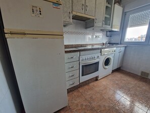 Geladeira, micro-ondas, cafeteira/chaleira