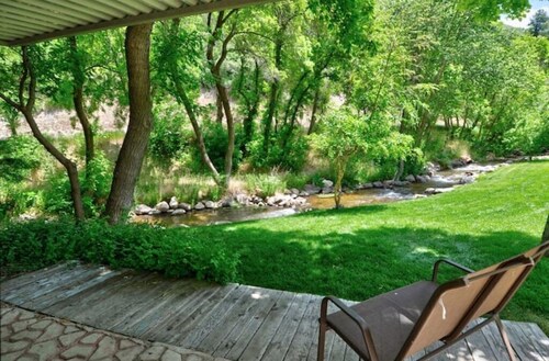 Beautiful Remodeled 5 Bedroom 3000 sq ft Cabin in the Iconic Vivian Park Area