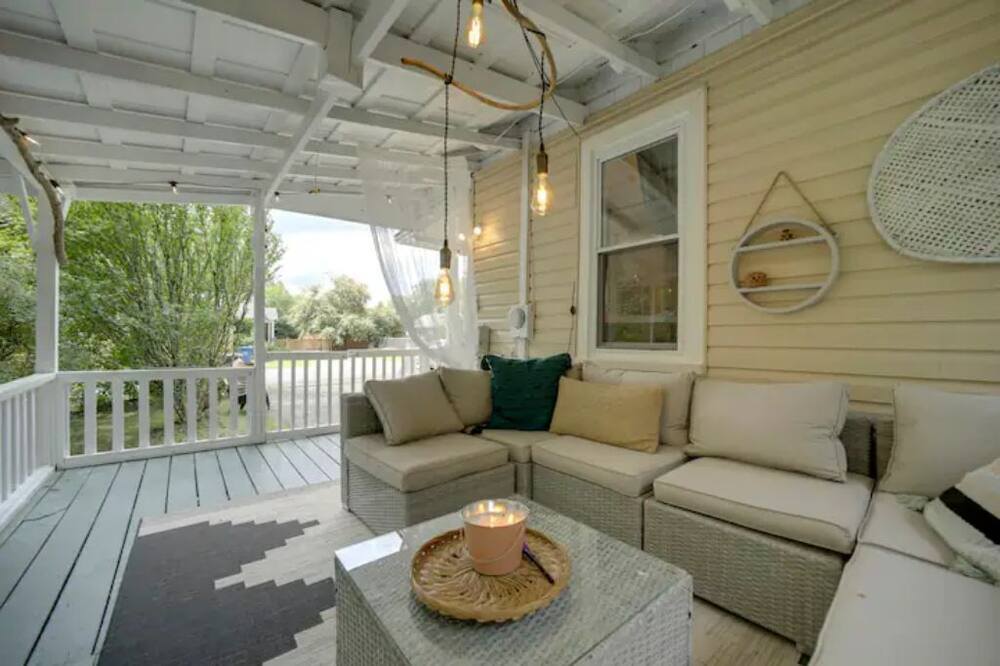 Peaceful cottage on Richland Creek. Walking distance to downtown Waynesville