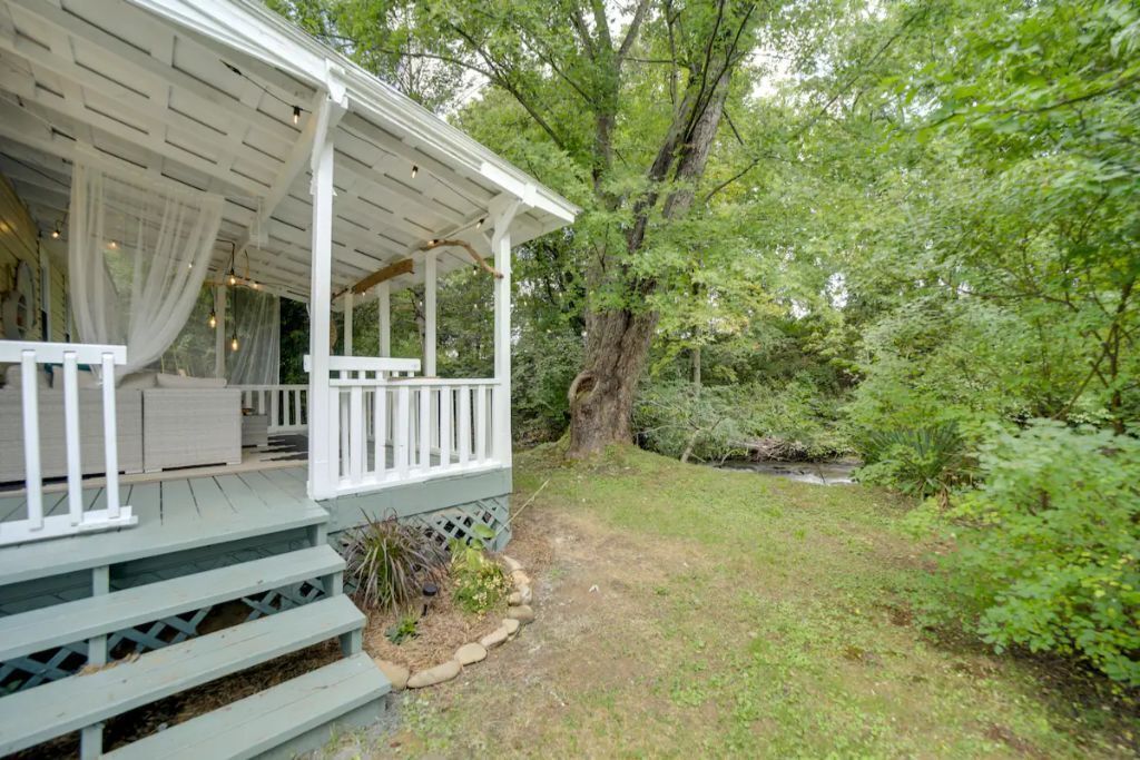 Peaceful cottage on Richland Creek.  Walking distance to downtown Waynesville