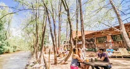 Peaceful cottage on Richland Creek. Walking distance to downtown Waynesville