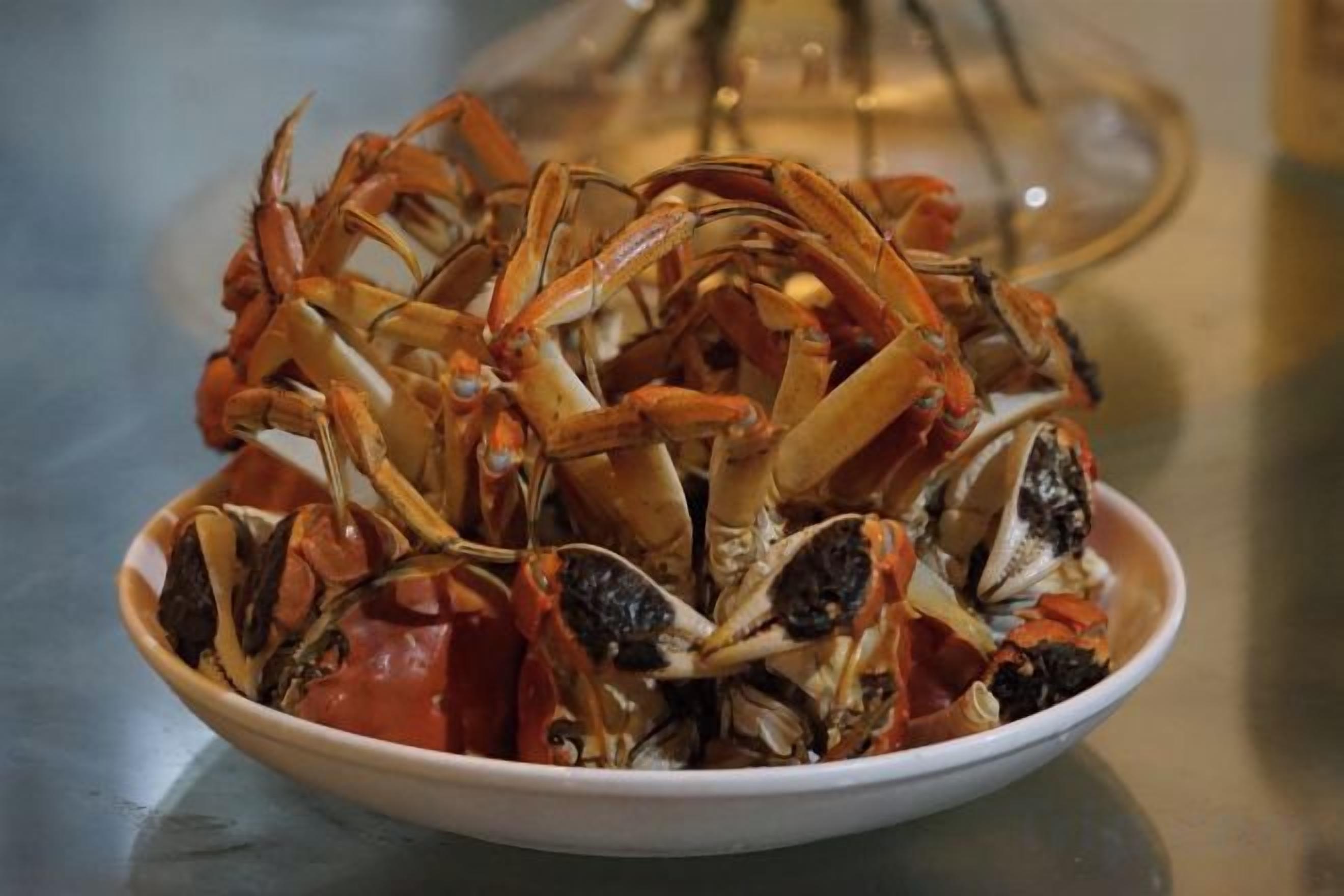 Un plato de cangrejos cocidos.