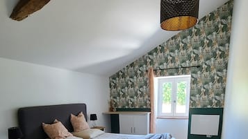4 bedrooms, desk, WiFi, bed sheets
