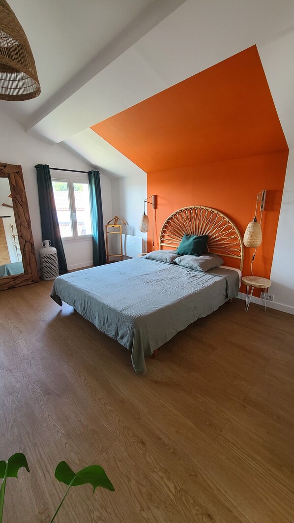 4 bedrooms, desk, WiFi, bed sheets