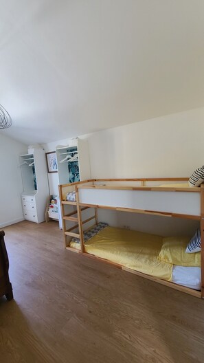 4 camere, una scrivania, Wi-Fi, lenzuola