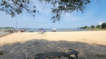 Ubicación cercana a la playa y tumbonas