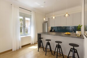 Refrigerador, horno, lavavajillas y cafetera y tetera 