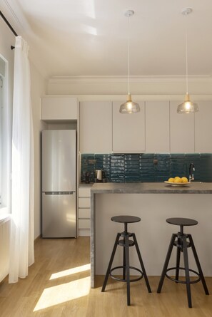 Kühlschrank, Ofen, Geschirrspüler, Wasserkocher mit Kaffee-/Teezubehör