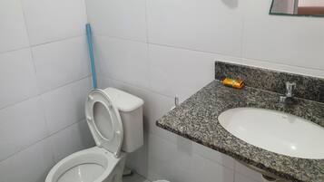 Chuveiro, secador de cabelo, toalhas de banho, sabonete